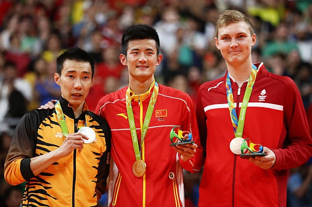 Bục nhận huy chương Olympic Rio với Lee Chong Wei Chen Long và Viktor Axelsen