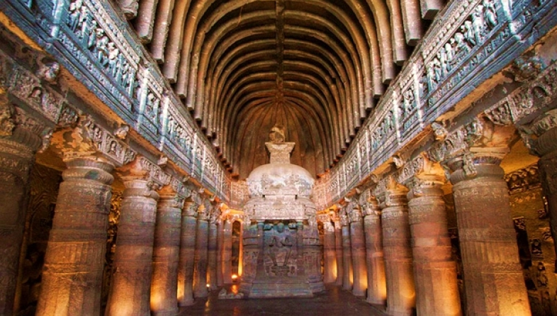 Bức tượng điêu khắc tinh xảo bên trong Hang động Ajanta