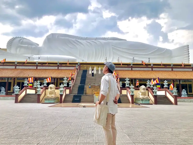Bức tượng Đức Bổn sư Thích Ca nhập Niết bàn khổng lồ tại chùa Hội Khánh