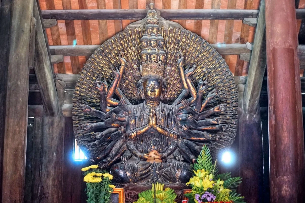 Bức tượng Phật Bà nghìn mắt nghìn tay tinh xảo vĩ đại tại chùa Bút Tháp