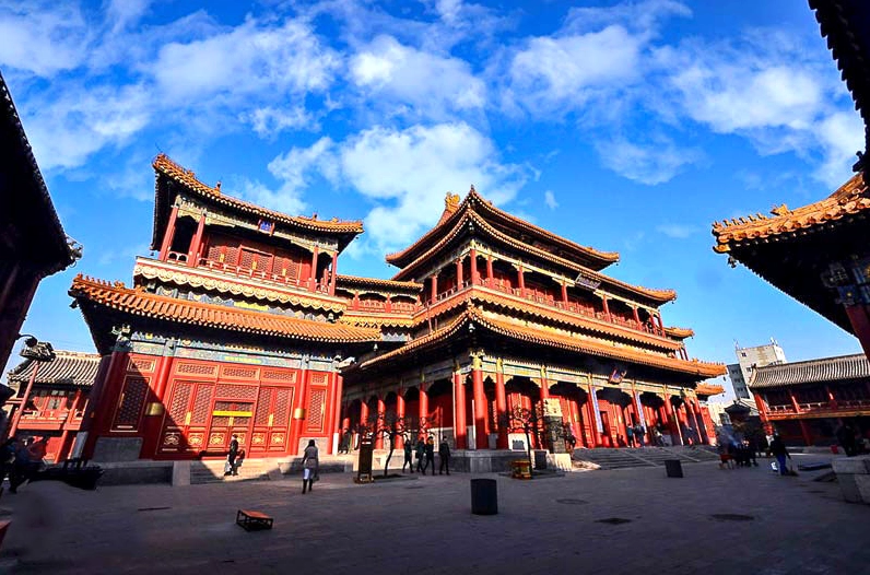 Bức tượng Phật Di Lặc khổng lồ uy nghi bên trong Đại điện Vạn Phúc Các