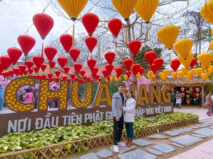 Bức tượng Phật hiền hòa uy nghi được thờ phụng bên trong không gian di tích