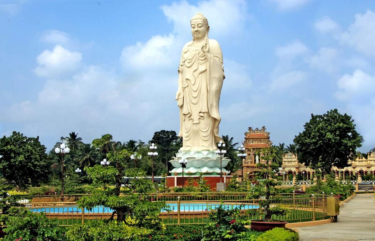 Bức tượng Phật khổng lồ uy nghi tại Chùa Vĩnh Tràng Tiền Giang