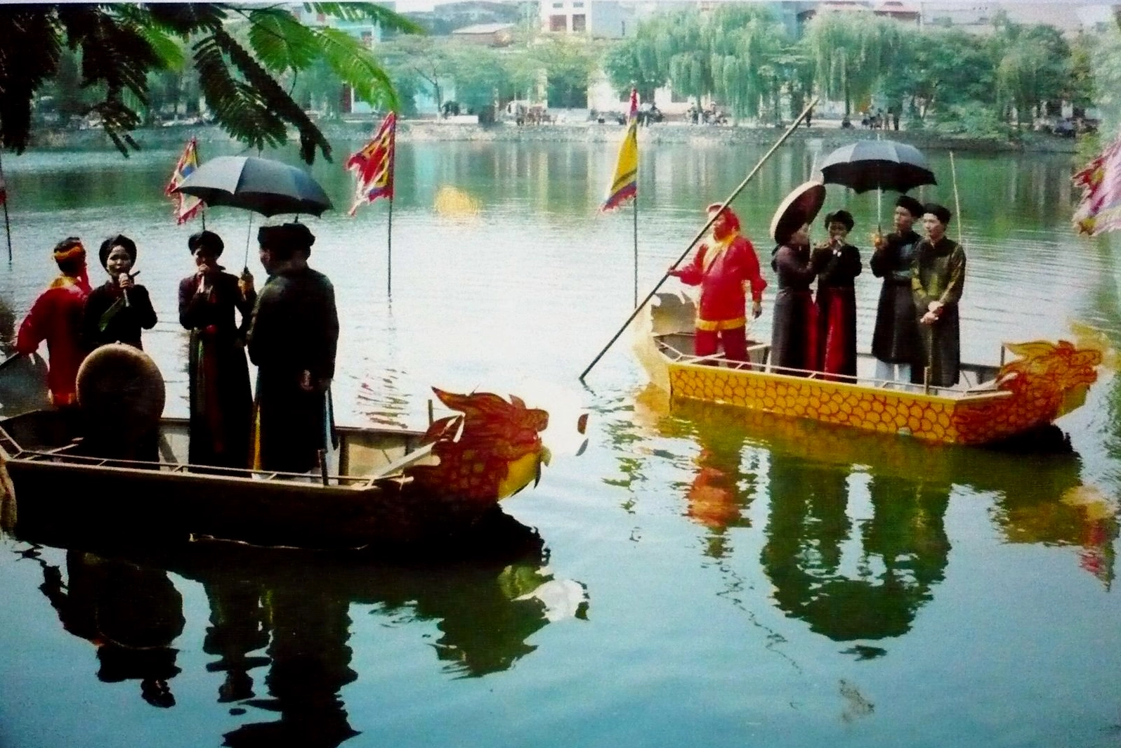 Bức tượng Phật uy nghi tĩnh tại được tôn trí bên trong khuôn viên chùa Lim