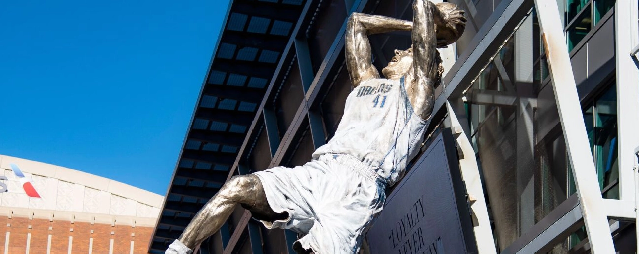 Bức tượng tôn vinh huyền thoại Nowitzki tại Dallas