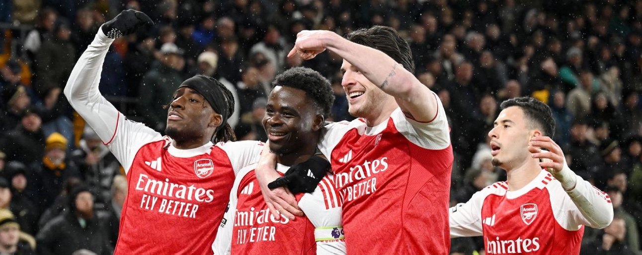 Bukayo Saka cùng đồng đội tại Arsenal ăn mừng bàn thắng trong trận đấu tại Ngoại hạng Anh