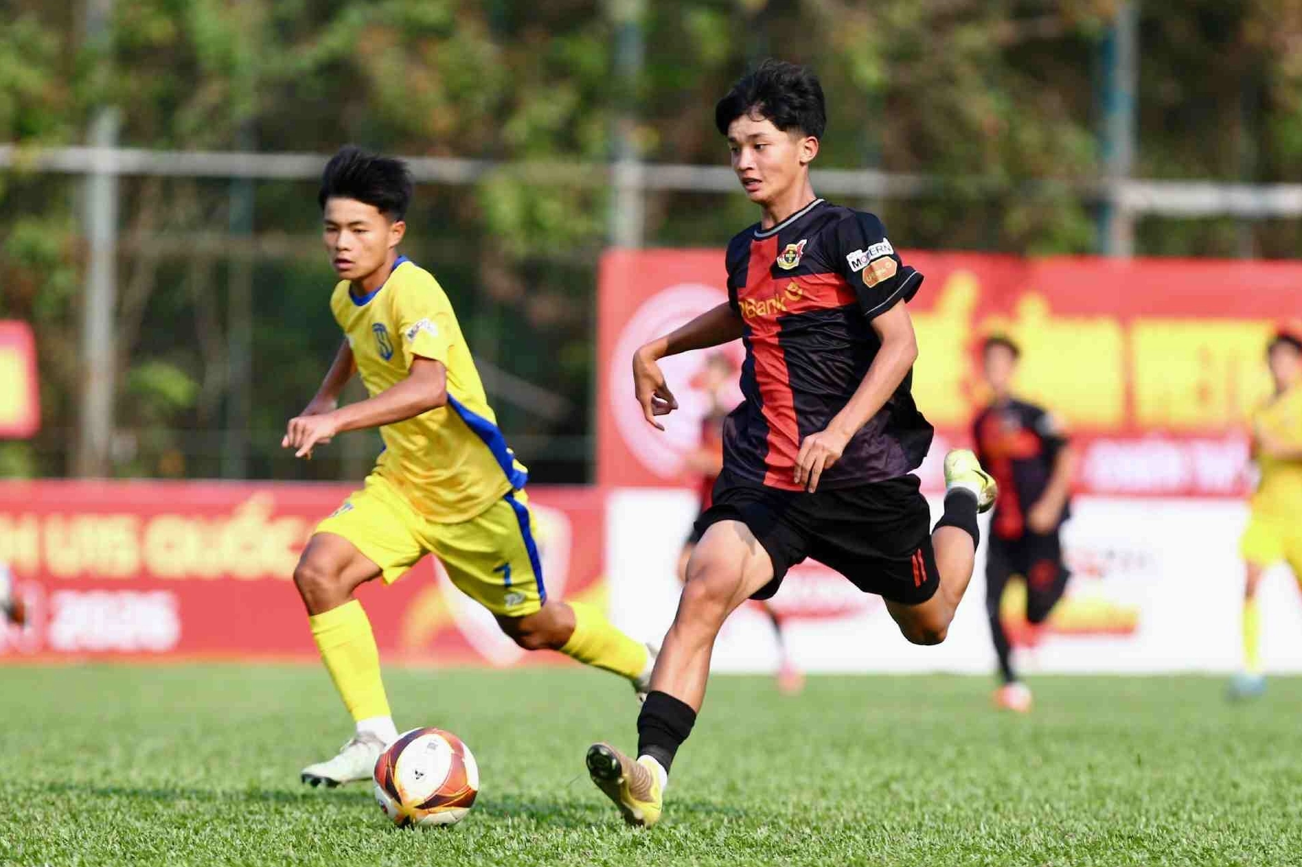 Các cầu thủ trẻ nỗ lực thi đấu tại vòng chung kết U15 quốc gia