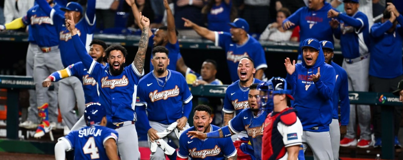 Các cầu thủ tuyển quốc gia Venezuela vỡ òa sung sướng khi đánh bại đội tuyển Mỹ hùng mạnh để chính thức lên ngôi vô địch