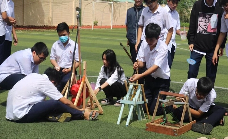 Các em học sinh tham gia một cuộc thi lắp ráp robot cấp trường