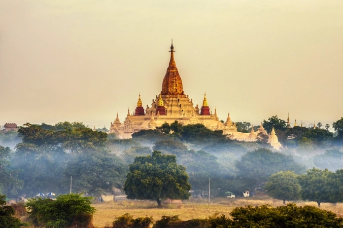 Các ngọn tháp mạ vàng lấp lánh của đền Ananda nổi bật trên nền vôi trắng