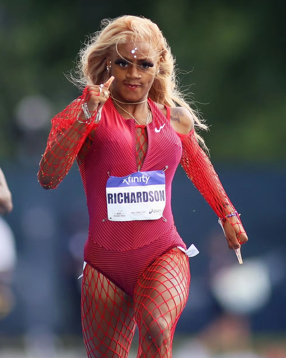 Các nữ vận động viên đua tốc độ trên đường piste trong trang phục nổi bật