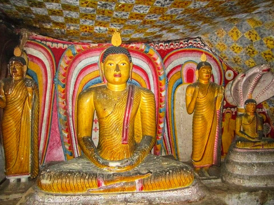 Các tôn tượng Phật và bích họa được lưu giữ cẩn thận bên trong đền hang động Dambulla