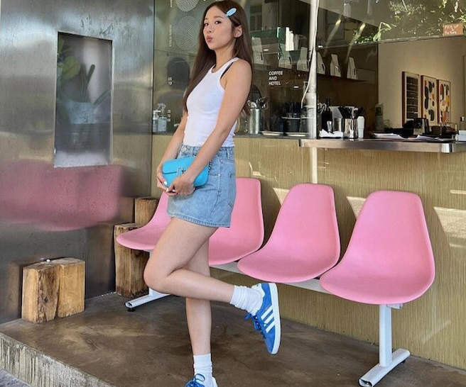 Cách phối đồ thông minh với áo ba lỗ giúp các bạn gái che khuyết điểm vai rộng hiệu quả