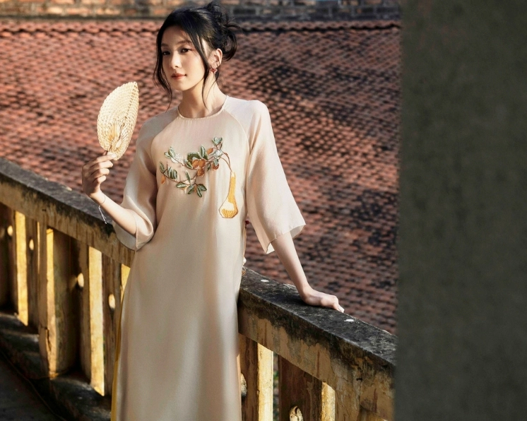 Cách tạo dáng tự nhiên khi chụp ảnh tết dạo phố xuân với áo dài cách tân