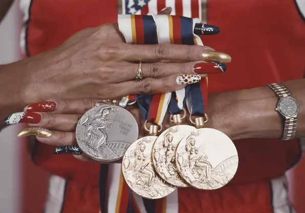 Cận cảnh đôi bàn tay với bộ móng dài tuyệt đẹp của Florence Griffith - Joyner cùng những tấm huy chương danh giá