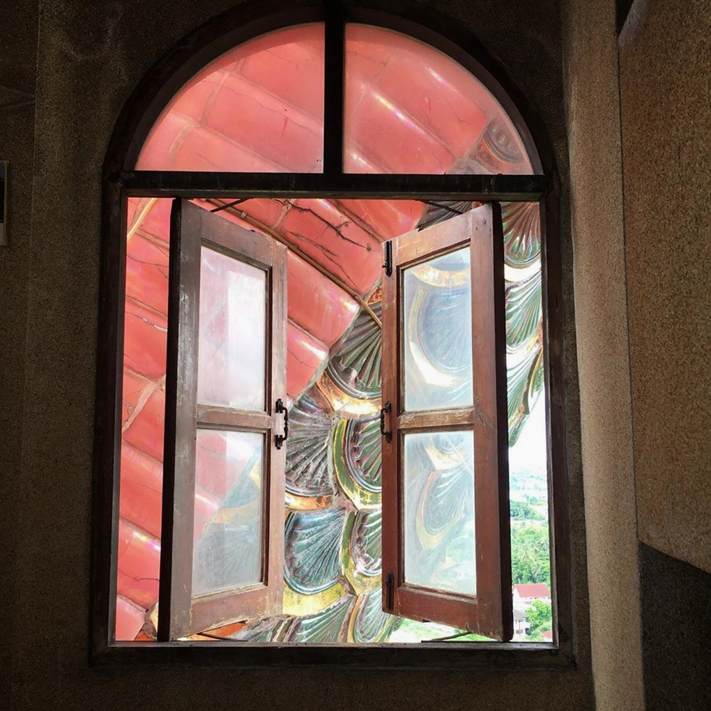 Cận cảnh kiến trúc độc đáo của ngôi chùa hồng có rồng khổng lồ cuộn quanh tại Thái Lan