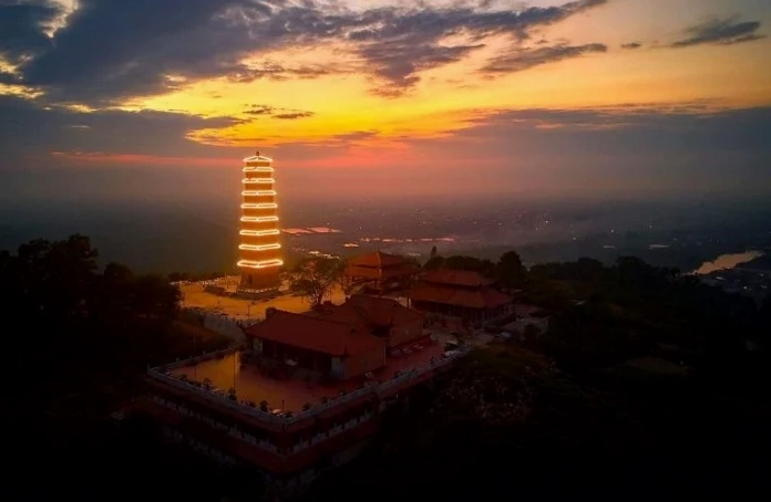 Cận cảnh nét đẹp kiến trúc cổ kính của Tháp Tường Long với những đường nét hoa văn tinh xảo