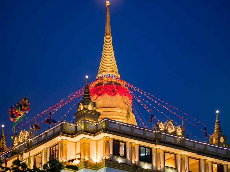 Cận cảnh ngọn tháp vàng rực rỡ trên đỉnh đồi tại Chùa Núi Vàng