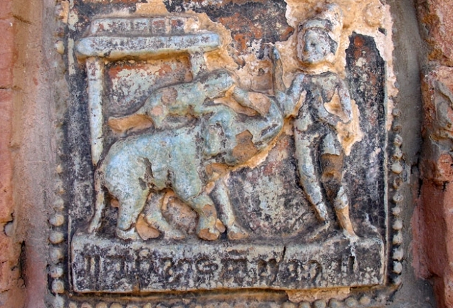 Cận cảnh những đường nét kiến trúc tinh xảo tại tháp chuông và vòm mái của tự viện