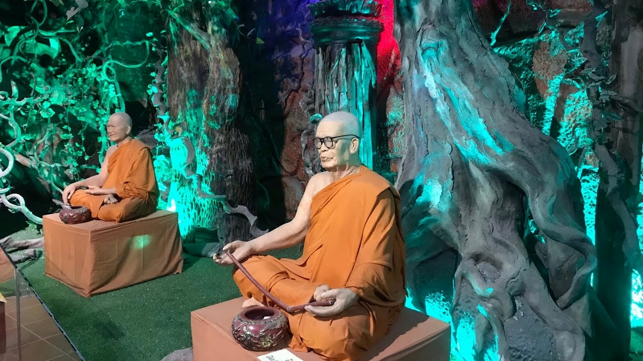 Cận cảnh những họa tiết rồng phượng được khảm sành tinh xảo tại chùa