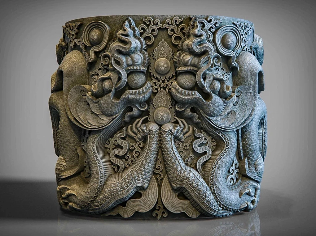 Cận cảnh từng đường nét chạm khắc hoa văn tinh xảo trên cột đá cổ