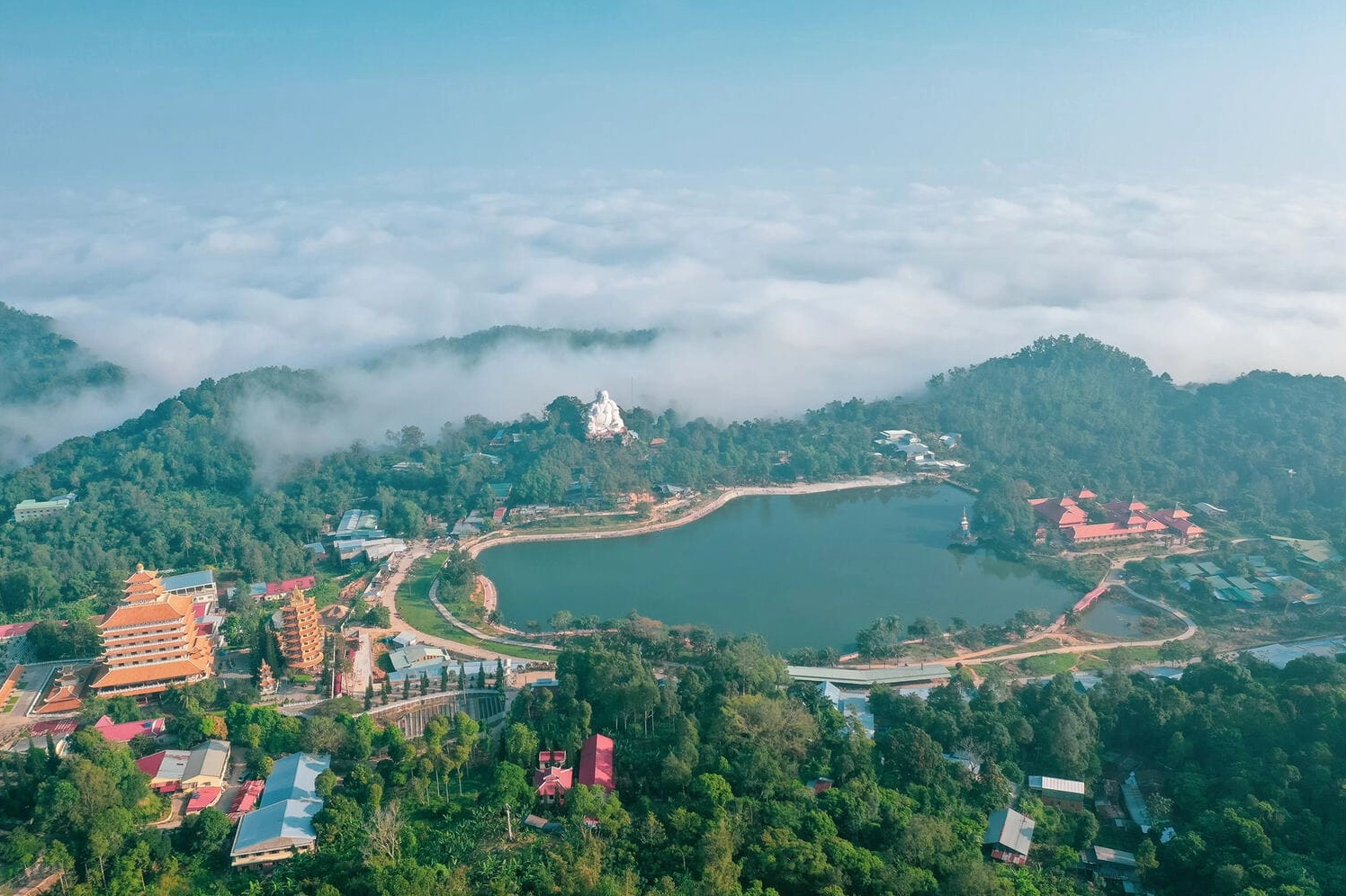 Cảnh quan thiên nhiên tươi đẹp bao quanh khuôn viên Chùa Vạn Linh