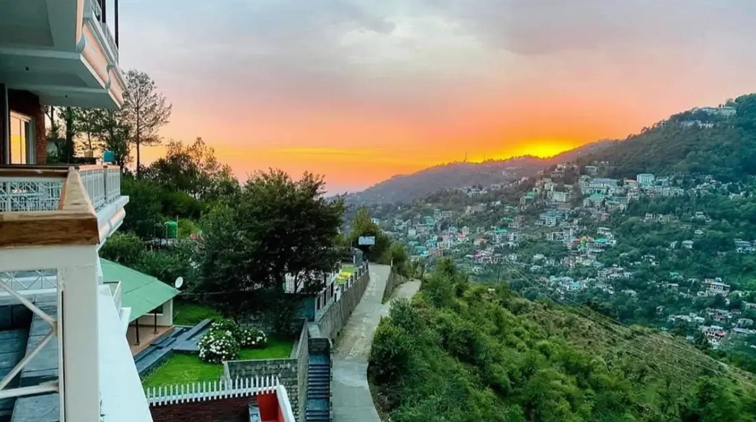 Cảnh quan thiên nhiên tươi đẹp bao quanh thị trấn miền núi Dharamsala