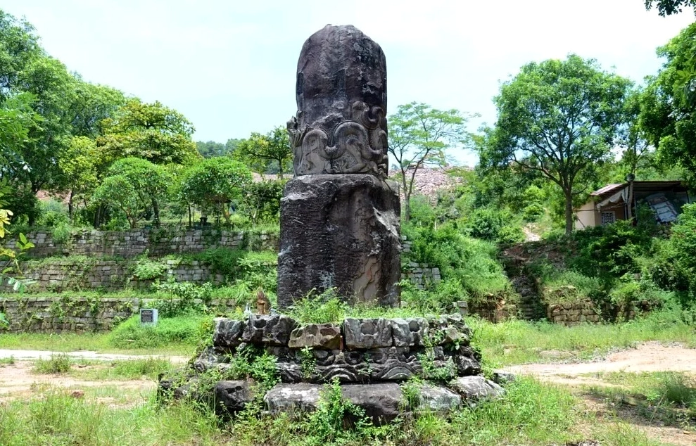 Cảnh quan tĩnh lặng bao quanh khu vực lưu giữ bảo vật quốc gia