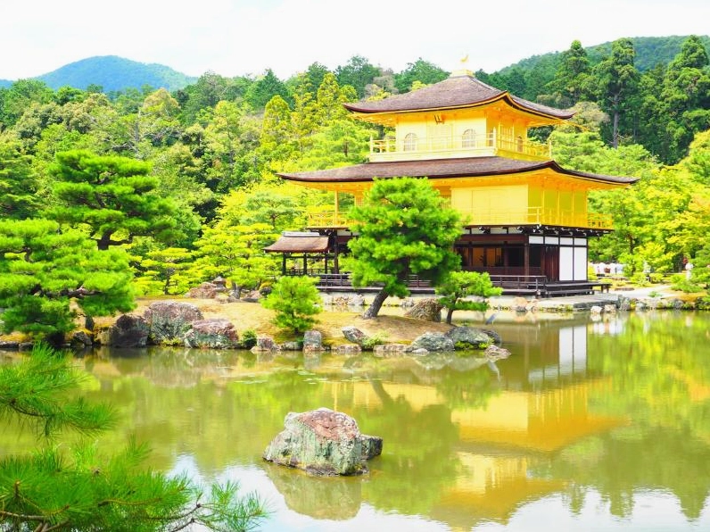 Cảnh sắc thiên nhiên bao quanh ngôi chùa dát vàng linh thiêng tại Kyoto