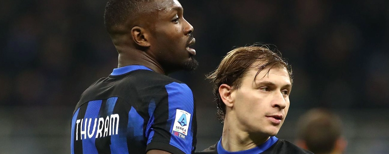 Cặp bài trùng Marcus Thuram và Nicolò Barella trao đổi chiến thuật trên sân