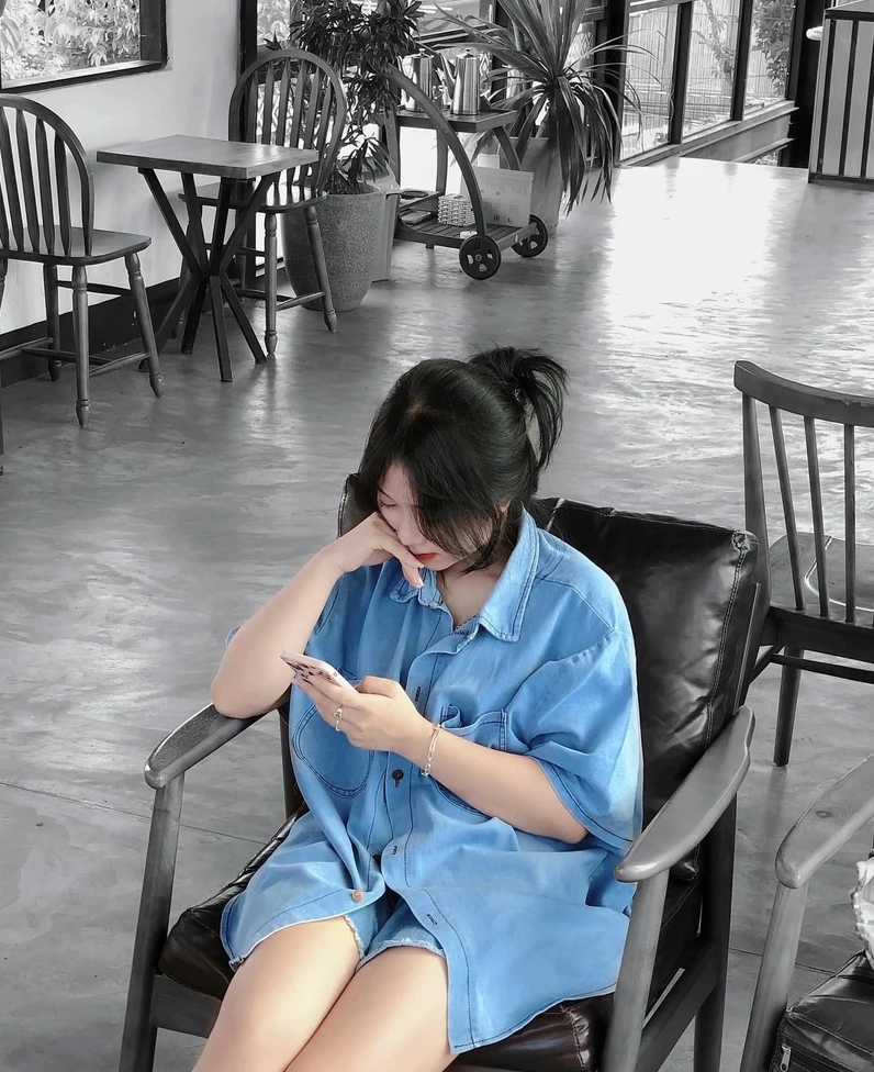 Cặp đôi nắm tay nhau dạo bước thể hiện tình yêu ngọt ngào và gắn bó bền chặt