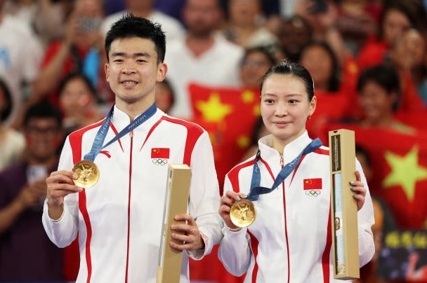 Cặp đôi vàng Zheng Siwei và Huang Yaqiong rạng rỡ trên bục nhận huy chương môn cầu lông