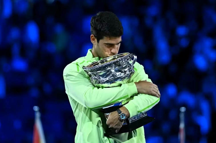 Carlos Alcaraz nâng cúp tại Open d Australie 2026