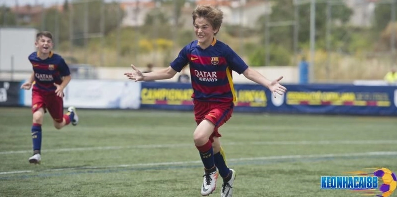 Cậu bé Gavira khi còn khoác áo đội U12 Barcelona