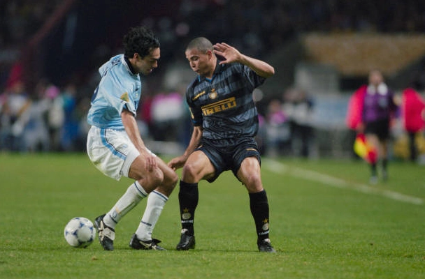 Cầu thủ bóng đá người Ý Alessandro Nesta của Lazio chịu áp lực từ cầu thủ Brazil Ronaldo của Inter Milan