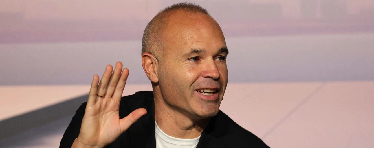 Cầu thủ bóng đá Tây Ban Nha Andres Iniesta phát biểu khi tuyên bố giải nghệ ở tuổi 40 trong sự kiện tôn vinh sự nghiệp của anh tại Barcelona vào tháng 10 năm 2024