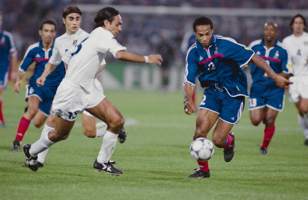 Cầu thủ bóng đá Ý Alessandro Nesta và Thierry Henry của Pháp tranh bóng tại chung kết UEFA Euro 2000