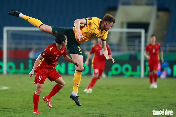 Cầu thủ Harry Souttar tập trung tối đa trong một buổi tập cùng đội tuyển