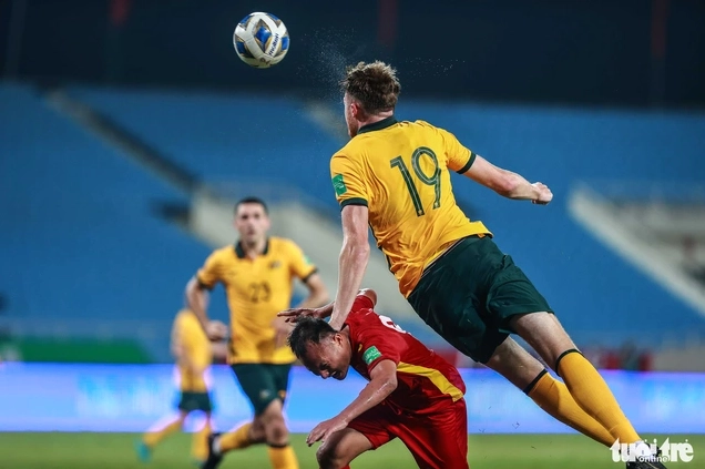 Cầu thủ Harry Souttar trong màu áo đội tuyển Australia thể hiện sự vững chãi nơi hàng phòng ngự