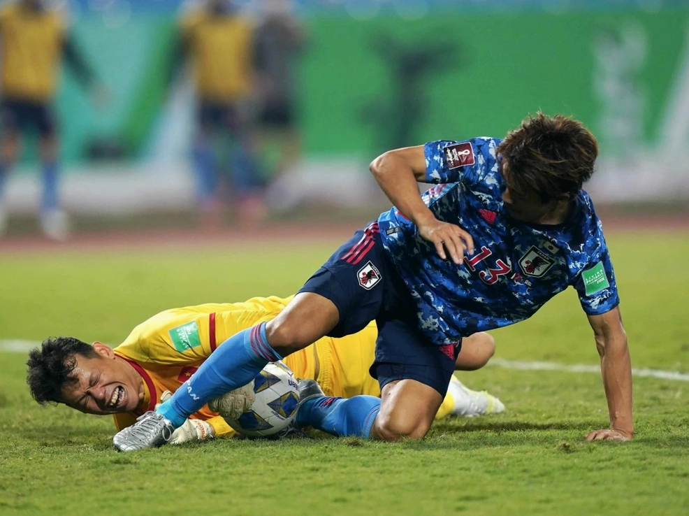 Cầu thủ Hidemasa Morita trong một tình huống tranh chấp bóng trên sân