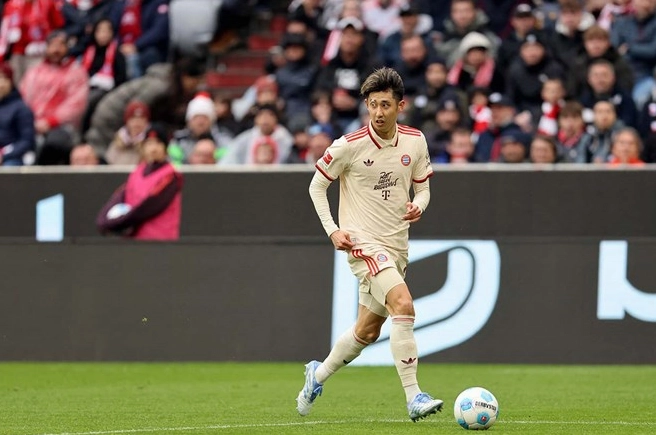 Cầu thủ Hiroki Ito trong màu áo câu lạc bộ Bayern Munich tại sân tập