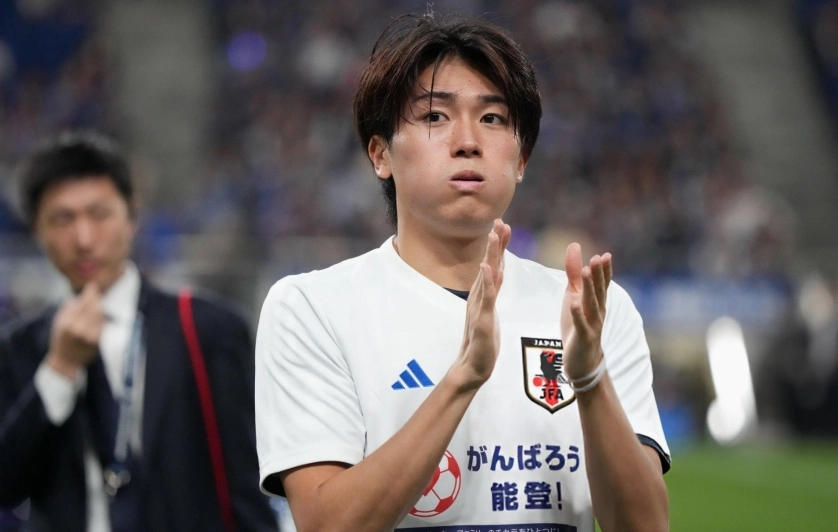 Cầu thủ Keito Nakamura thực hiện pha đi bóng lắt léo từ hành lang cánh trái