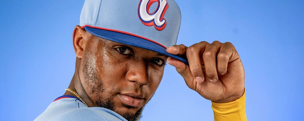 Cầu thủ Ronald Acuña Jr khoác áo số 13 của đội Atlanta Braves đang tạo dáng cực ngầu trong buổi chụp hình Nike City Connect năm 2026