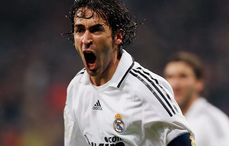 Cầu thủ tấn công Raúl González khống chế bóng bằng ngực tinh tế trước vòng vây hàng thủ đối phương