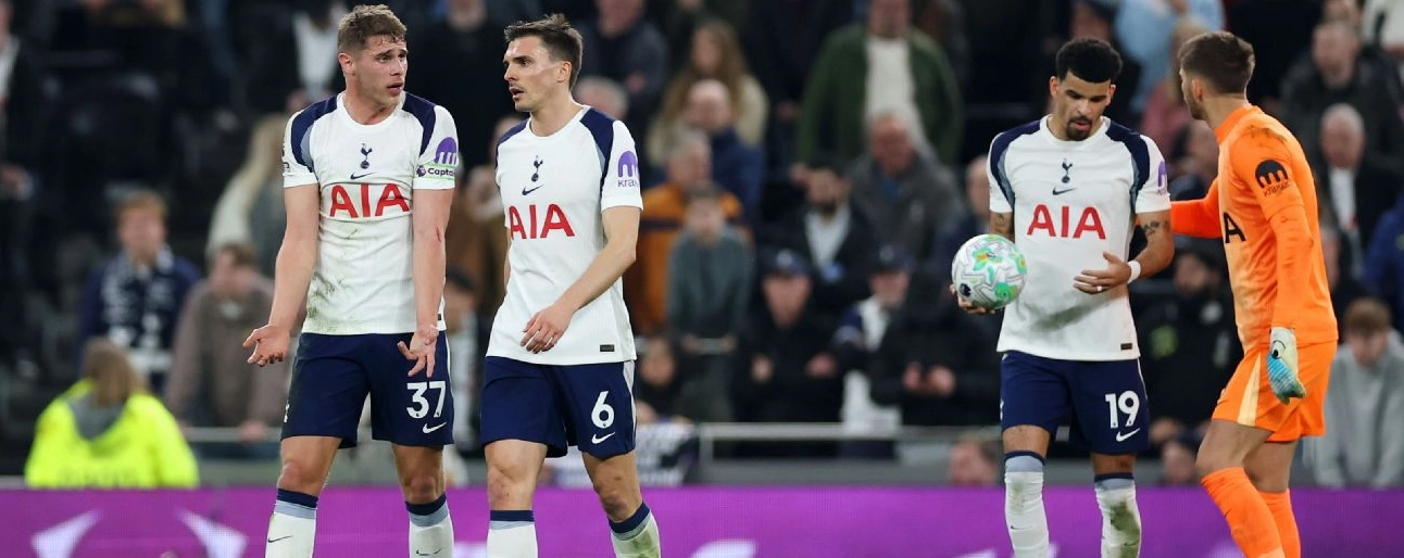 Cầu thủ Tottenham Hotspur thất vọng sau khi bàn thắng của đối phương bị công nghệ VAR khước từ
