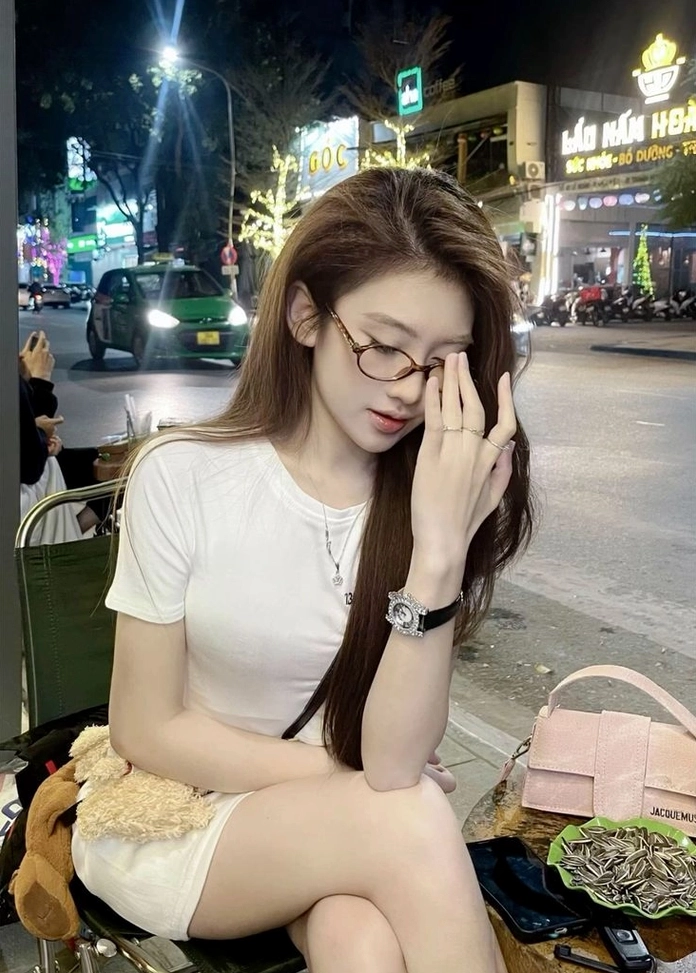 Chân dài đeo kính sành điệu tạo dáng chụp ảnh tạp chí cực kỳ chuyên nghiệp