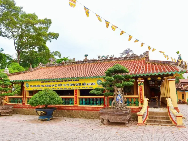 Chánh điện chùa với kiến trúc mang dáng dấp Nam Bộ trang nghiêm