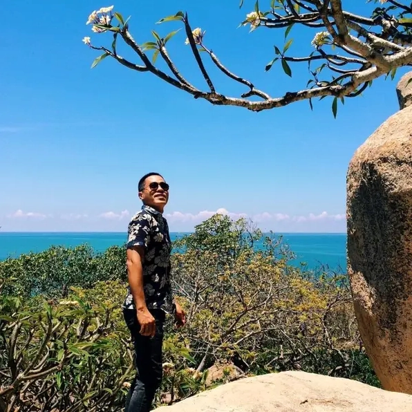 Check in bãi đá bảy màu độc đáo ngay dưới chân núi