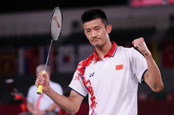 Chen Long ăn mừng chiến thắng trước Anthony Sinisuka Ginting tại bán kết Olympic