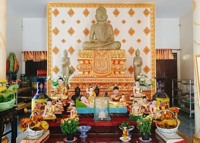 Chi tiết chạm khắc tinh xảo mang hình tượng chim thần Garuda tại mái vòm ngôi chùa